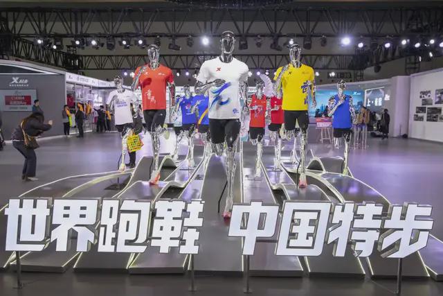 年入1600亿谁在穿安踏李宁？(图2)