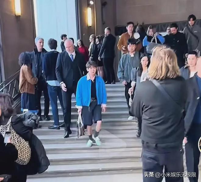 九游会J9：24岁王源MiuMiu大秀的“小学生”造型为何引发全网共鸣？(图1)