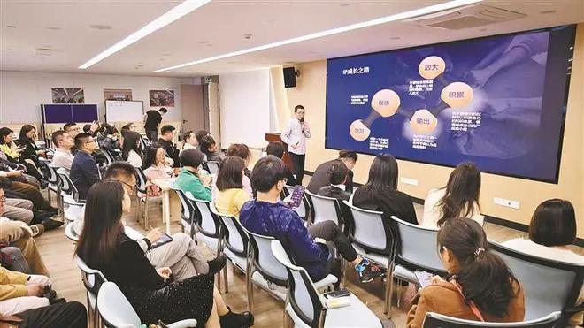 “AI热浪”搅动深圳职场！有人用AI月增收超3000元(图1)