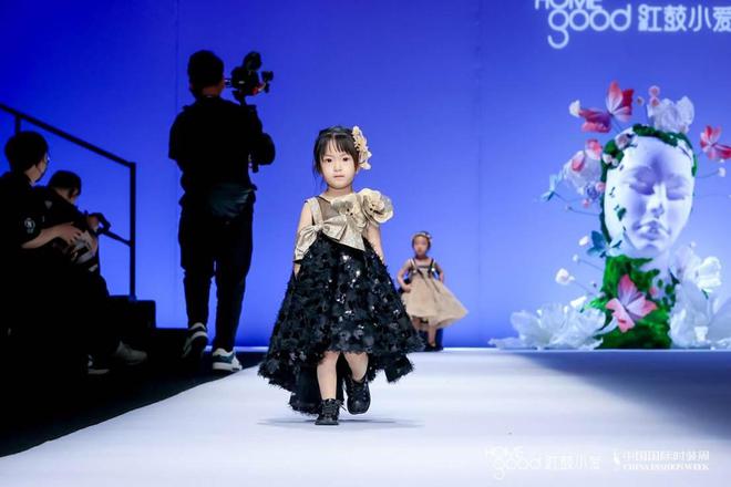 超级大狗熊儿童剧团小演员闪耀中国国际时装周(图1)
