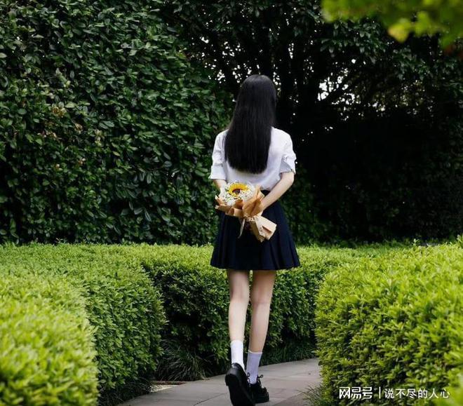 J9九游会：赵丽颖玩出校园风新高度青色短裙搭配白色短袖衬衣分外清纯！(图2)