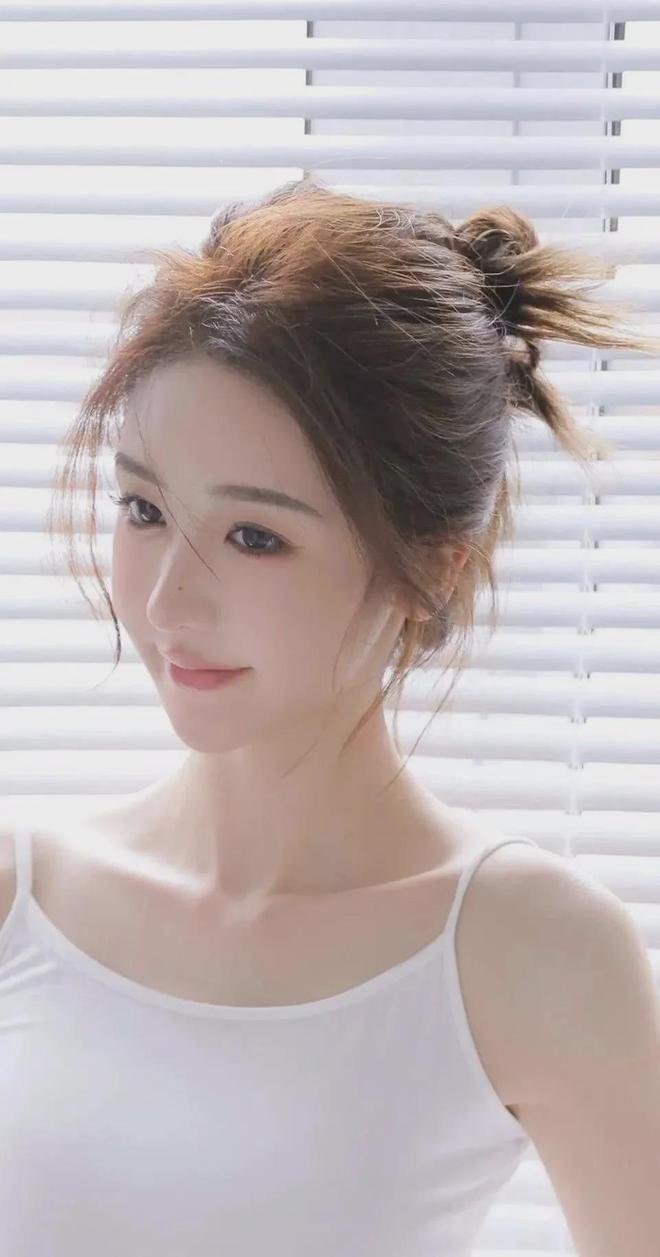 夏天短袖见到女同学乳突图片(图1)