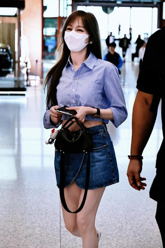 王心凌带火了夏日新穿搭：衬衫+牛仔裙清爽又减龄美出新高度(图2)