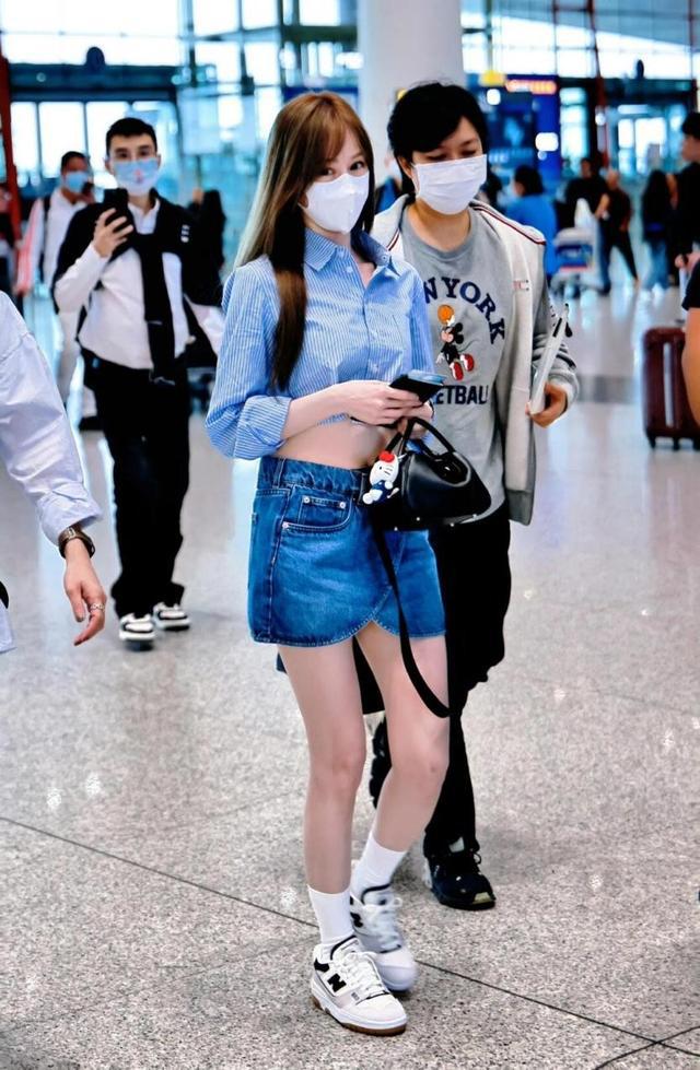 王心凌带火了夏日新穿搭：衬衫+牛仔裙清爽又减龄美出新高度(图3)
