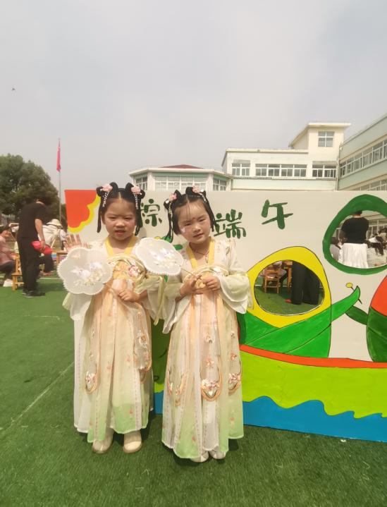 粽叶飘香童梦飞扬阜阳市颍东区插花镇闸南幼儿园开展粽享端午快乐六一主题活动(图2)