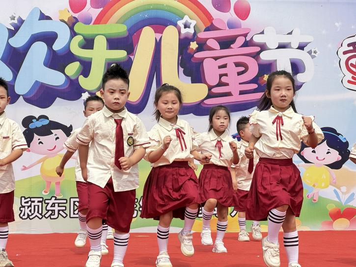 粽叶飘香童梦飞扬阜阳市颍东区插花镇闸南幼儿园开展粽享端午快乐六一主题活动(图1)