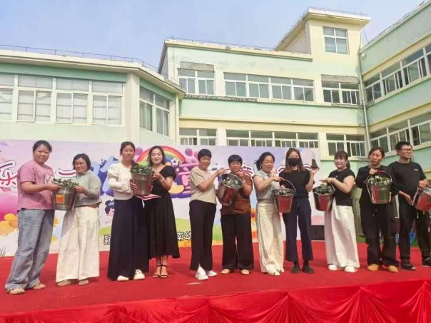 粽叶飘香童梦飞扬阜阳市颍东区插花镇闸南幼儿园开展粽享端午快乐六一主题活动(图4)
