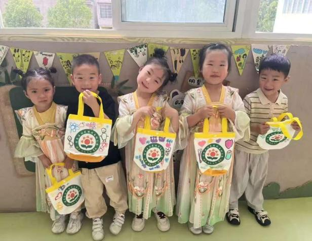 粽叶飘香童梦飞扬阜阳市颍东区插花镇闸南幼儿园开展粽享端午快乐六一主题活动(图5)