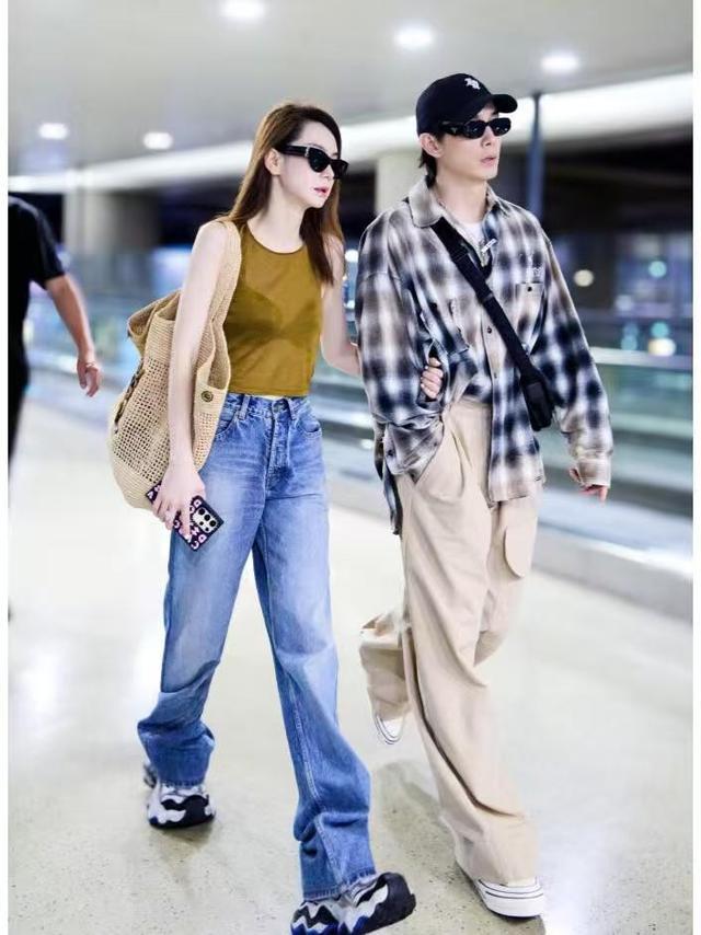 戚薇和李承铉走机场一身休闲穿搭减龄洋气俊男靓女十分养眼(图3)