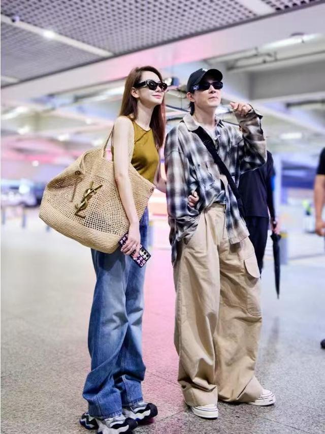 戚薇和李承铉走机场一身休闲穿搭减龄洋气俊男靓女十分养眼(图2)