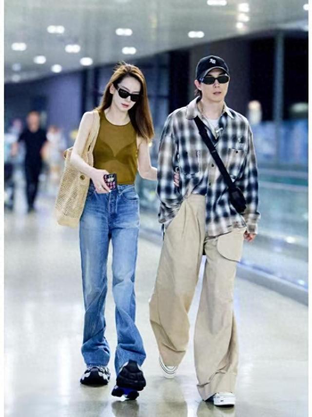 戚薇和李承铉走机场一身休闲穿搭减龄洋气俊男靓女十分养眼(图1)