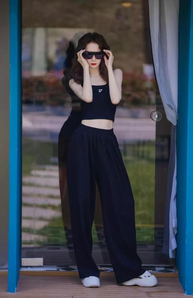 戚薇和李承铉走机场一身休闲穿搭减龄洋气俊男靓女十分养眼(图9)
