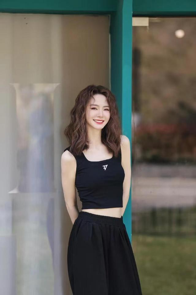 戚薇和李承铉走机场一身休闲穿搭减龄洋气俊男靓女十分养眼(图10)