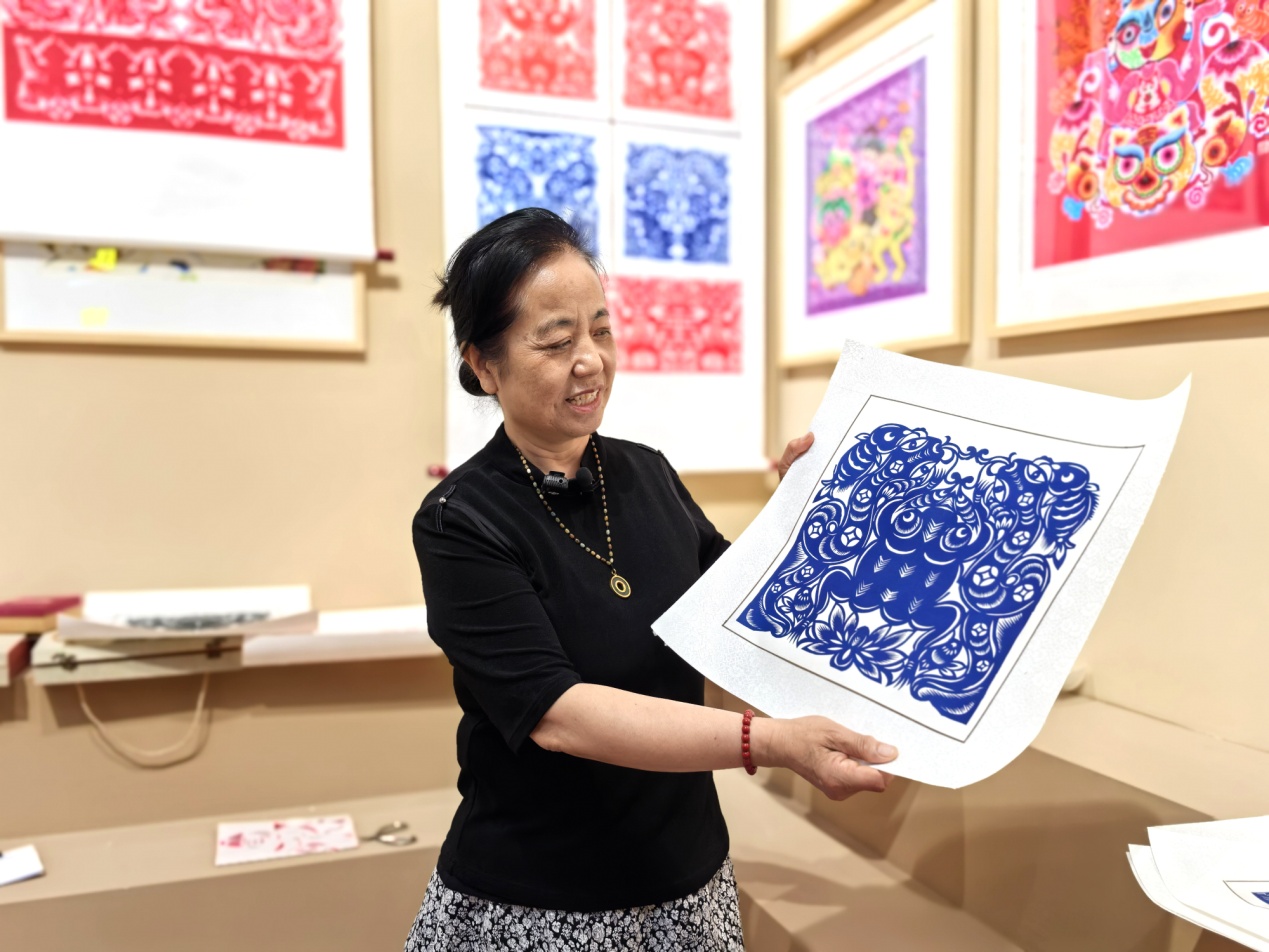 非遗工坊采风行丨红色热土上的华池剪纸一把剪子“裁”出非遗振兴路(图1)