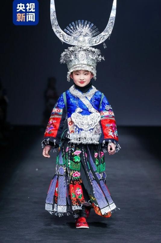 九游会J9：45个山里娃站上国际T台！设计师讲述藏在衣服里的秘密(图2)