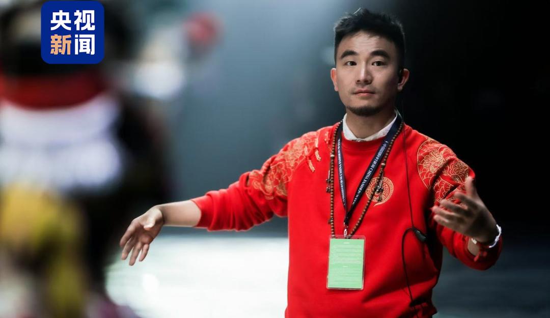 九游会J9：45个山里娃站上国际T台！设计师讲述藏在衣服里的秘密(图1)