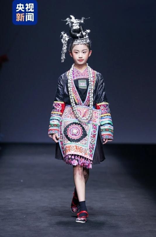 九游会J9：45个山里娃站上国际T台！设计师讲述藏在衣服里的秘密(图3)