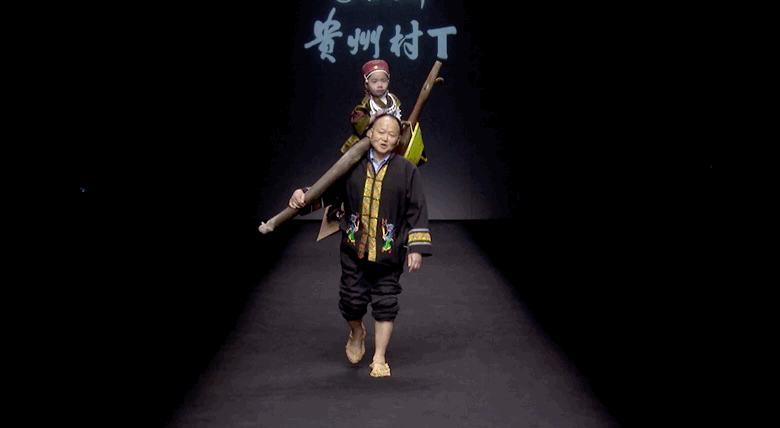 九游会J9：45个山里娃站上国际T台！设计师讲述藏在衣服里的秘密(图8)