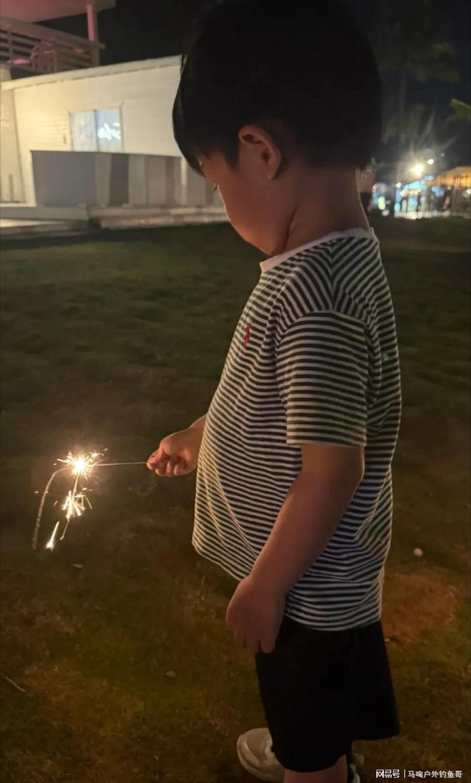 周一围罕见晒儿子正脸父子海边玩沙趣味十足(图2)