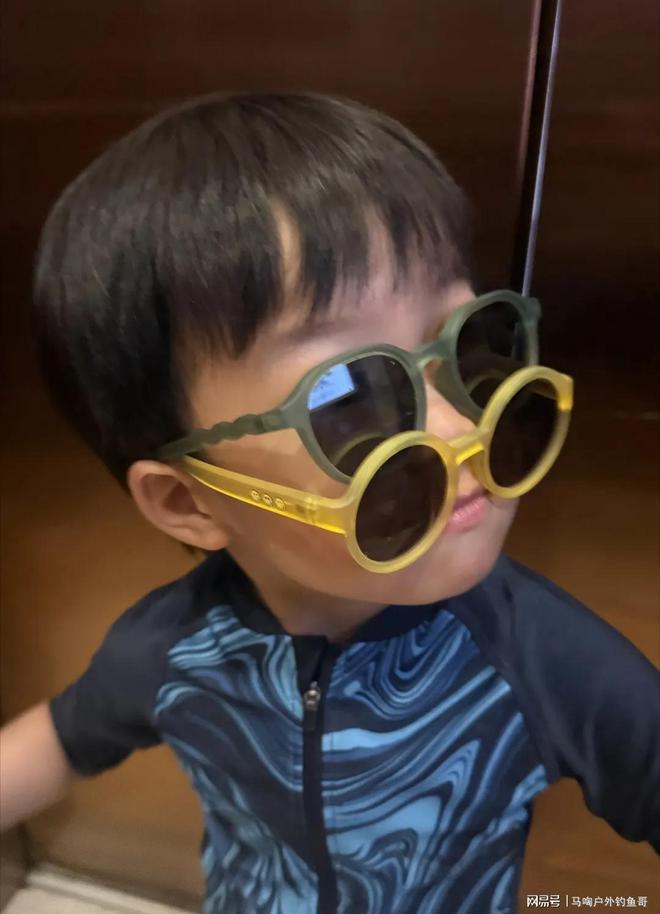 周一围罕见晒儿子正脸父子海边玩沙趣味十足(图4)