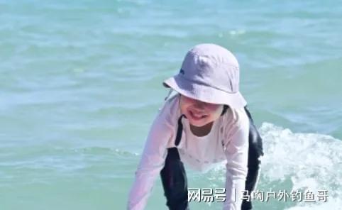 周一围罕见晒儿子正脸父子海边玩沙趣味十足(图7)