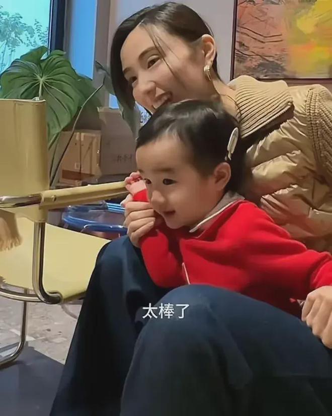 J9九游会：李亚鹏妻子海哈金喜携2岁女儿走秀母女同台闪耀T台(图1)