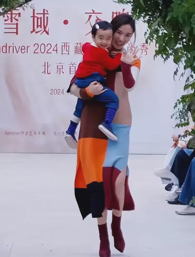 J9九游会：李亚鹏妻子海哈金喜携2岁女儿走秀母女同台闪耀T台(图3)