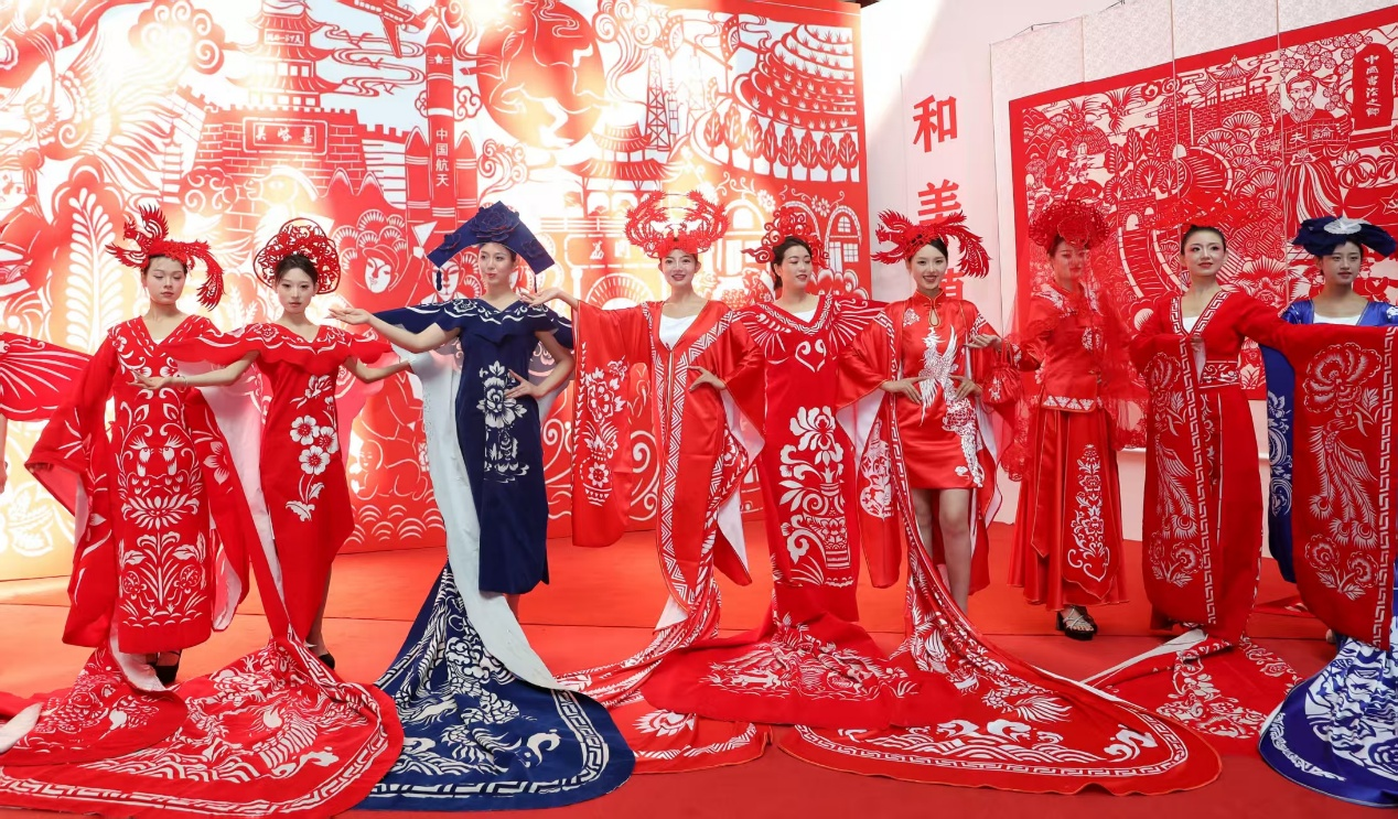 J9九游会：甘肃庆阳“剪云裳”：非遗剪纸与现代服装的创新融合(图1)