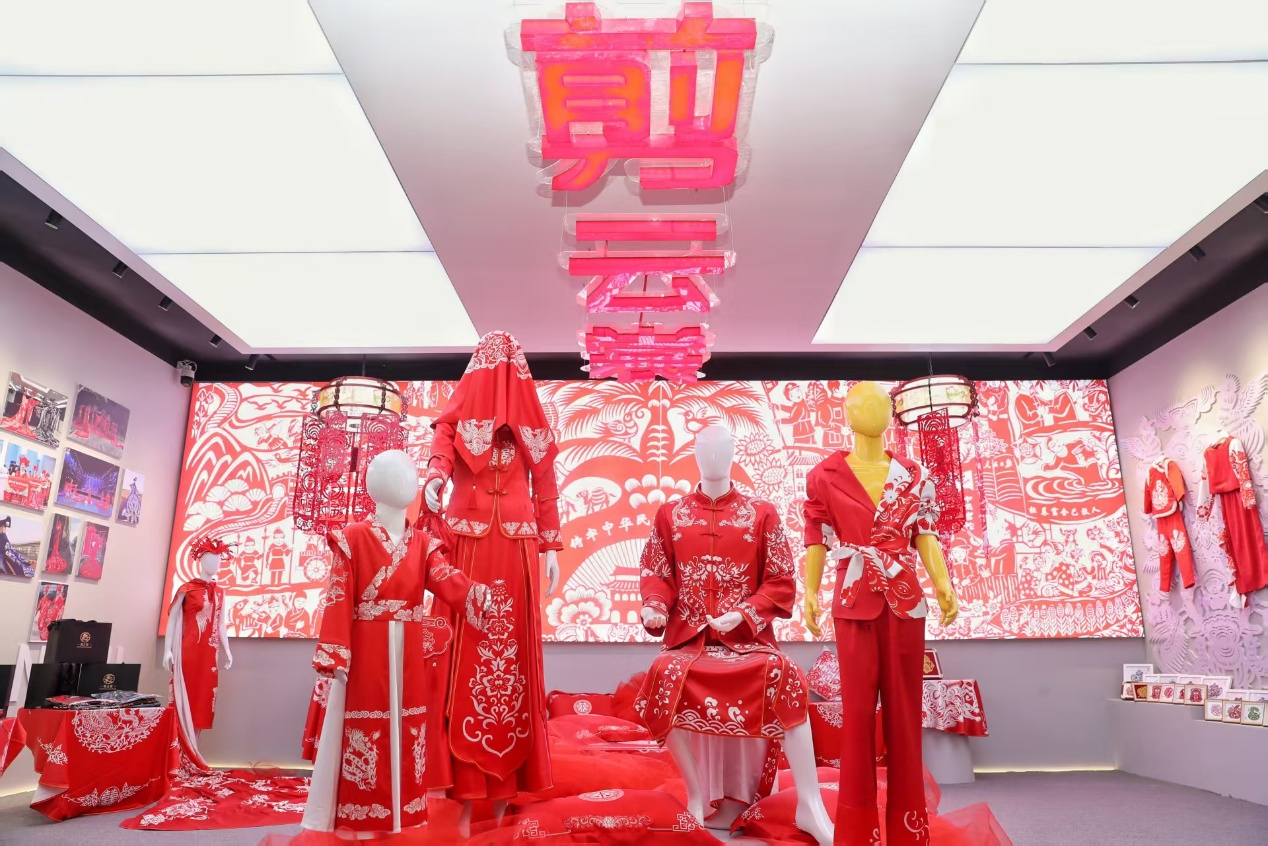J9九游会：甘肃庆阳“剪云裳”：非遗剪纸与现代服装的创新融合(图2)