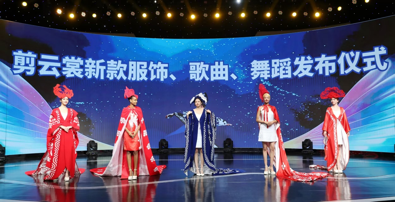 J9九游会：甘肃庆阳“剪云裳”：非遗剪纸与现代服装的创新融合(图3)
