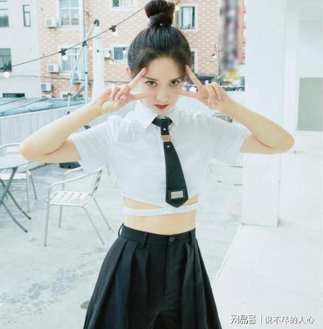 J9九游会：孟子义越来越美了黑百褶短裙搭配白色超短衬衣展现露脐装魅力！(图2)
