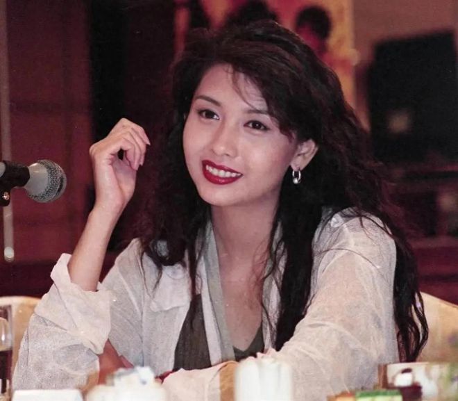 57岁邱淑贞现身西安和女儿去看兵马俑打扮时尚看起来好年轻(图1)