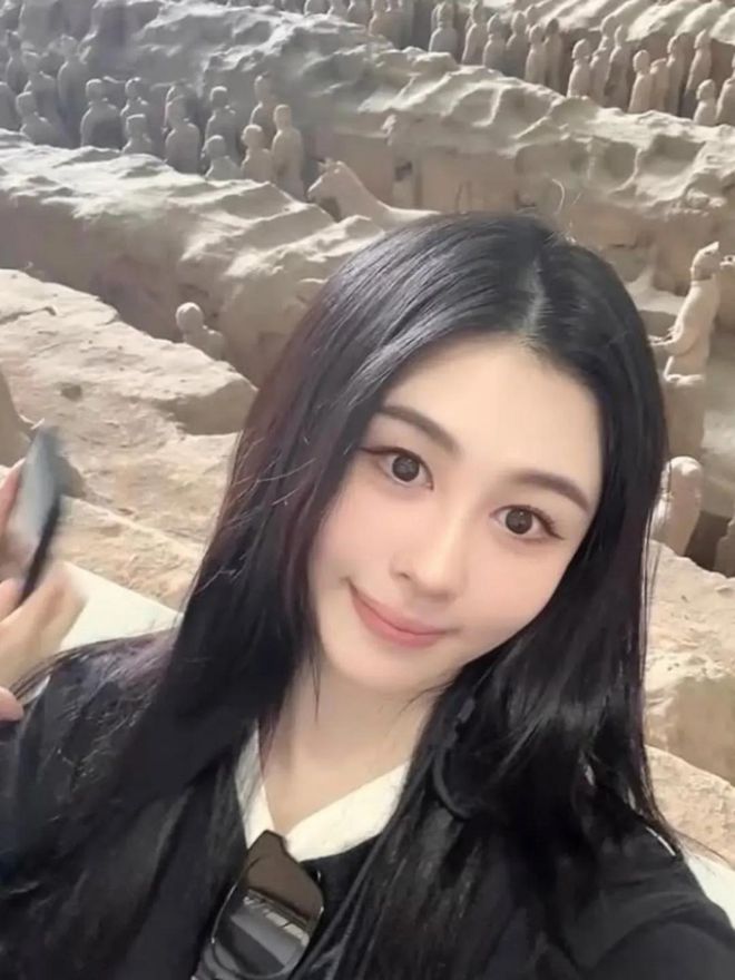 57岁邱淑贞现身西安和女儿去看兵马俑打扮时尚看起来好年轻(图2)
