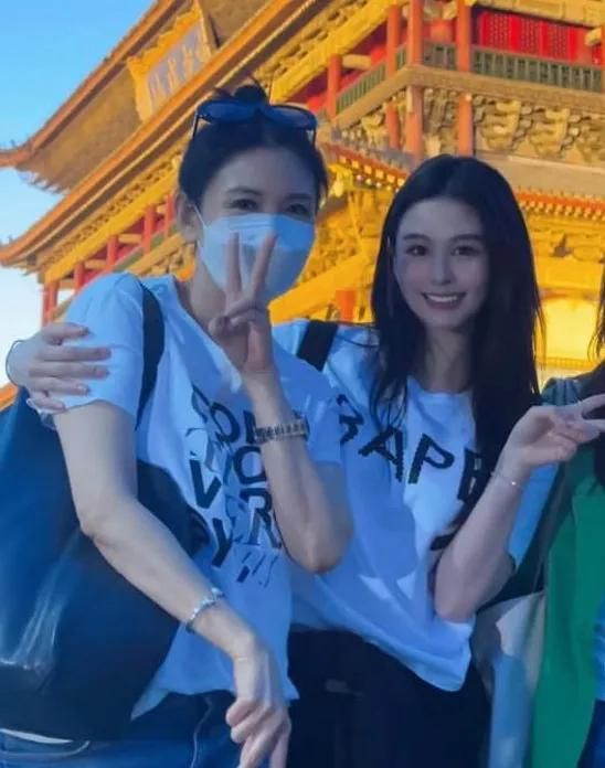57岁邱淑贞现身西安和女儿去看兵马俑打扮时尚看起来好年轻(图5)