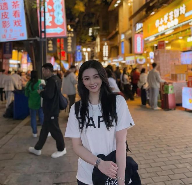 57岁邱淑贞现身西安和女儿去看兵马俑打扮时尚看起来好年轻(图3)