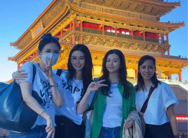 57岁邱淑贞现身西安和女儿去看兵马俑打扮时尚看起来好年轻(图6)