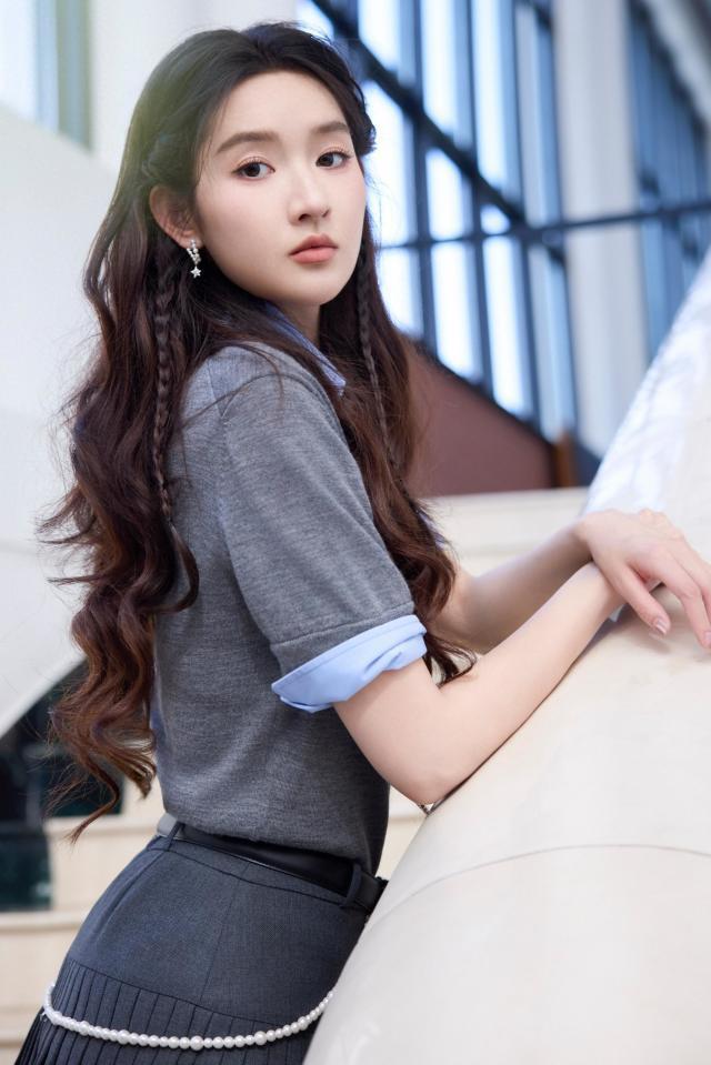 王玉雯身着灰色短袖上衣内搭蓝色衬衫仿佛是校园中元气少女(图1)