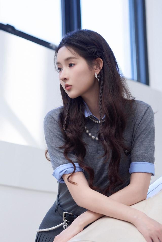 王玉雯身着灰色短袖上衣内搭蓝色衬衫仿佛是校园中元气少女(图3)