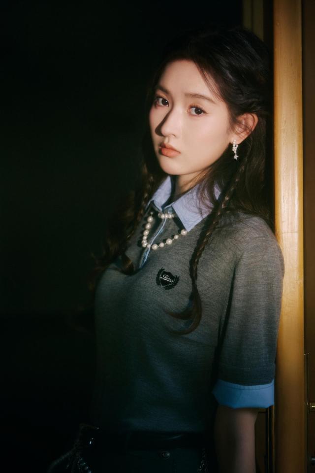 王玉雯身着灰色短袖上衣内搭蓝色衬衫仿佛是校园中元气少女(图4)