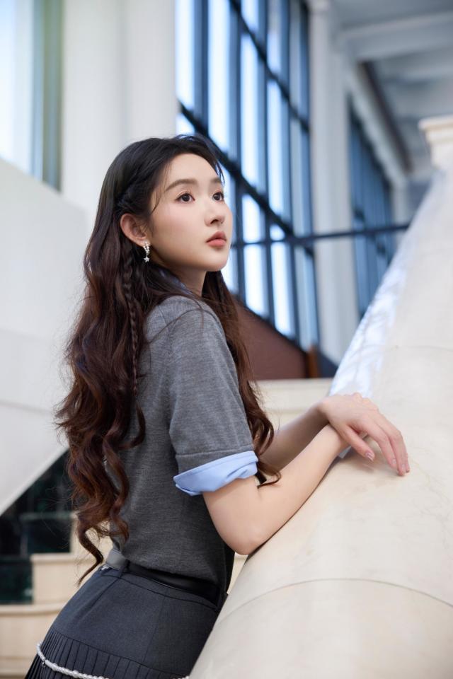 王玉雯身着灰色短袖上衣内搭蓝色衬衫仿佛是校园中元气少女(图2)