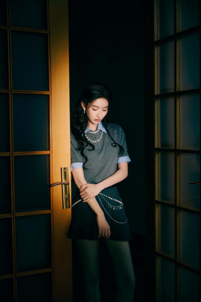 王玉雯身着灰色短袖上衣内搭蓝色衬衫仿佛是校园中元气少女(图9)