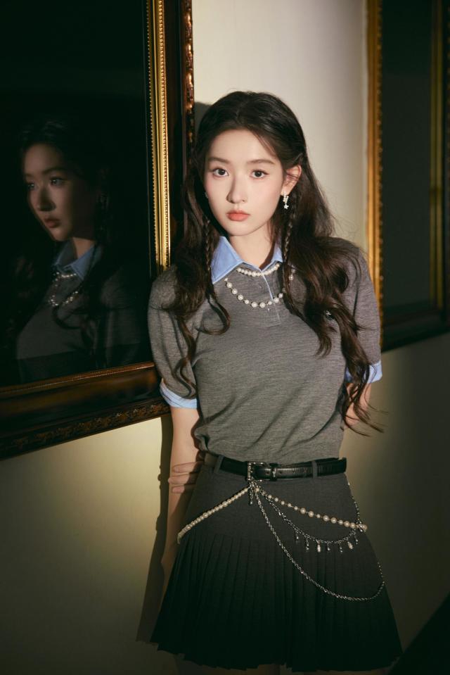 王玉雯身着灰色短袖上衣内搭蓝色衬衫仿佛是校园中元气少女(图8)
