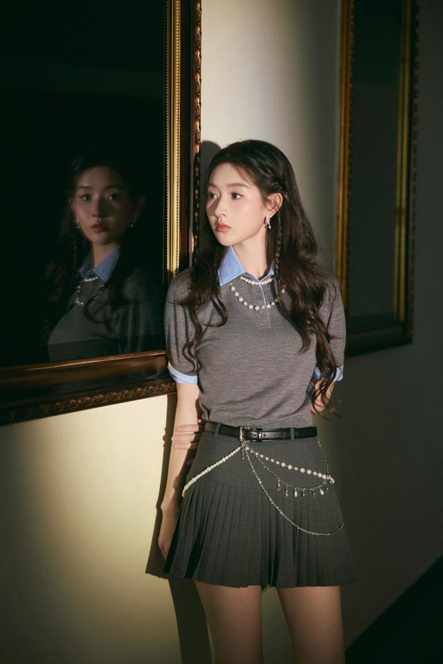 王玉雯身着灰色短袖上衣内搭蓝色衬衫仿佛是校园中元气少女(图6)