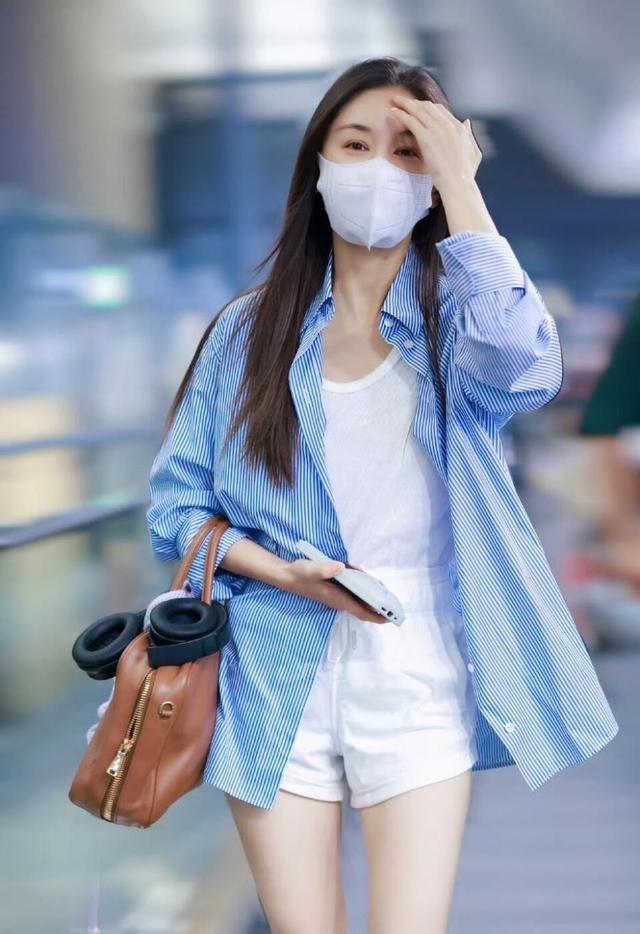 王子文又美出圈了穿短袖+百褶裙+运动鞋活力满满嫩得似少女(图5)