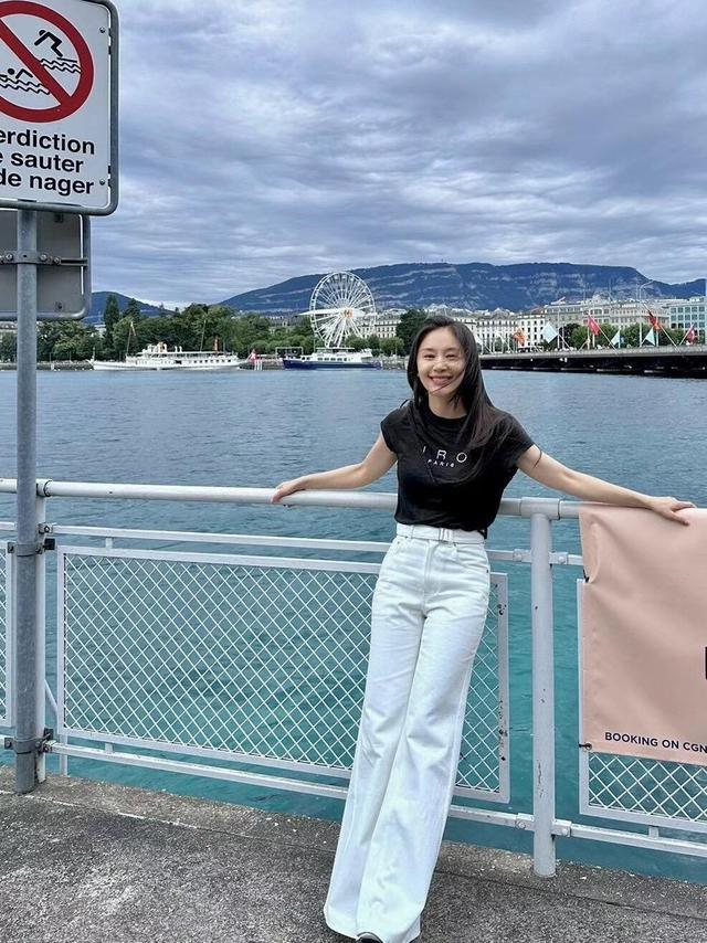 王子文又美出圈了穿短袖+百褶裙+运动鞋活力满满嫩得似少女(图7)