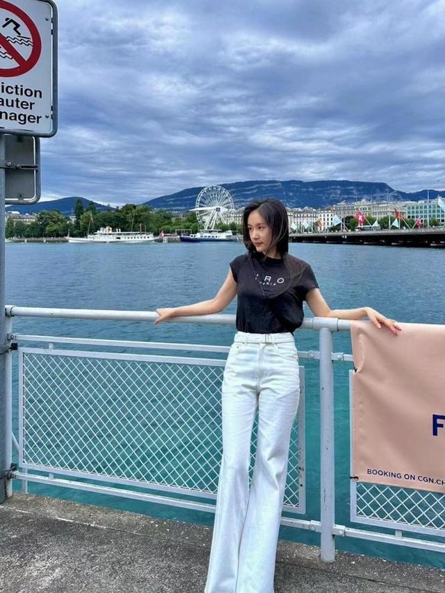 王子文又美出圈了穿短袖+百褶裙+运动鞋活力满满嫩得似少女(图8)