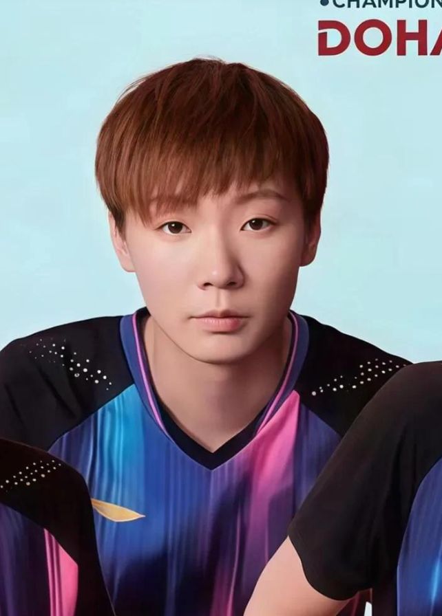 九游会J9：王励勤给国乒换新队服了多哈世乒赛比赛服超帅！黑紫红拼色短袖(图2)