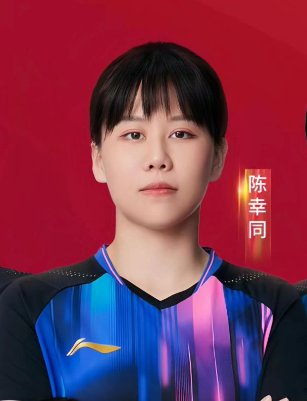 九游会J9：王励勤给国乒换新队服了多哈世乒赛比赛服超帅！黑紫红拼色短袖(图4)