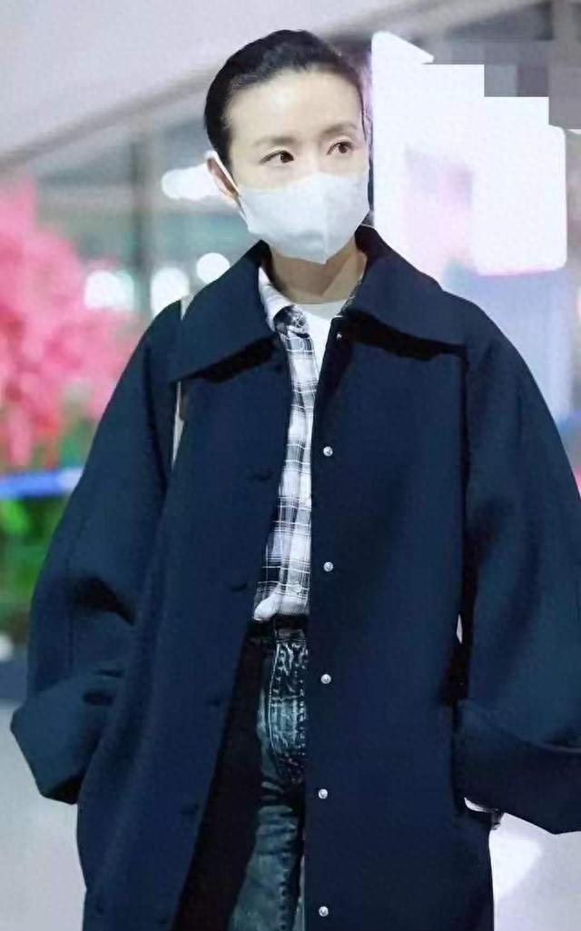 九游会J9：董洁真给“中年女人”长脸黑大衣配格纹衬衫时尚感不输小姑娘(图1)