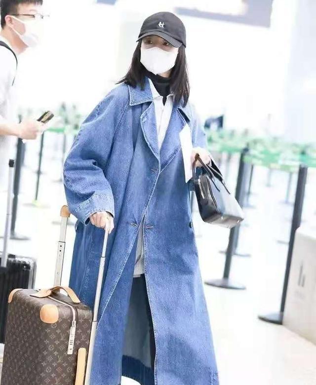 九游会J9：董洁真给“中年女人”长脸黑大衣配格纹衬衫时尚感不输小姑娘(图2)